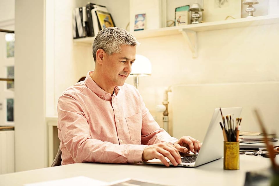 Persona usando computadora